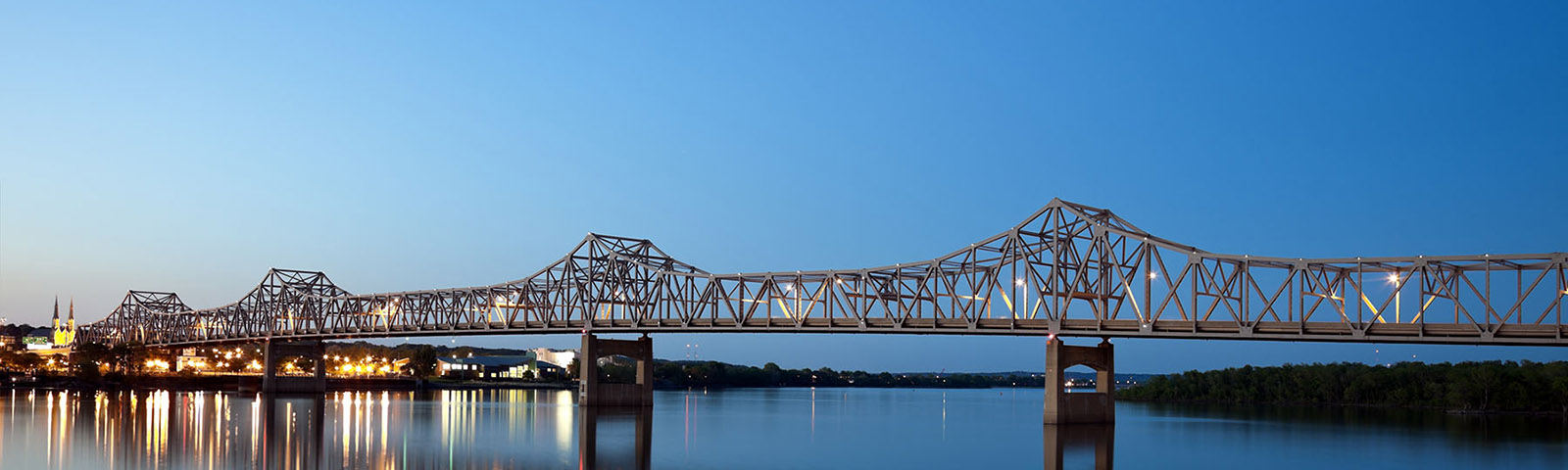 The Peoria Bridge spanning over the river.