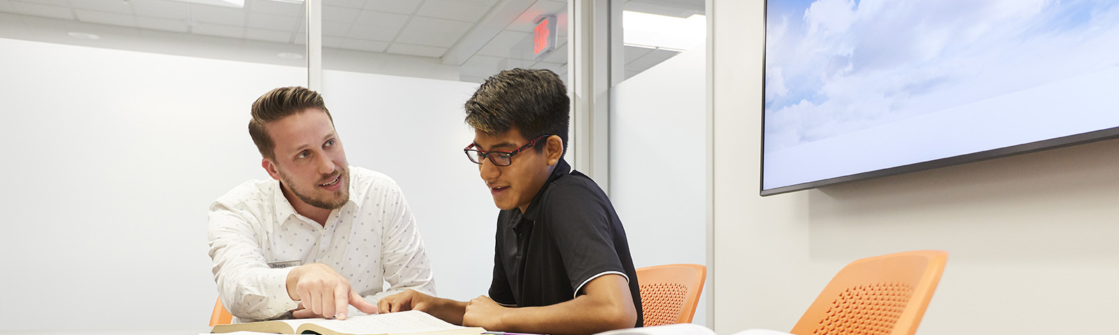 Busey Associate Andy Shaw talks with a student
